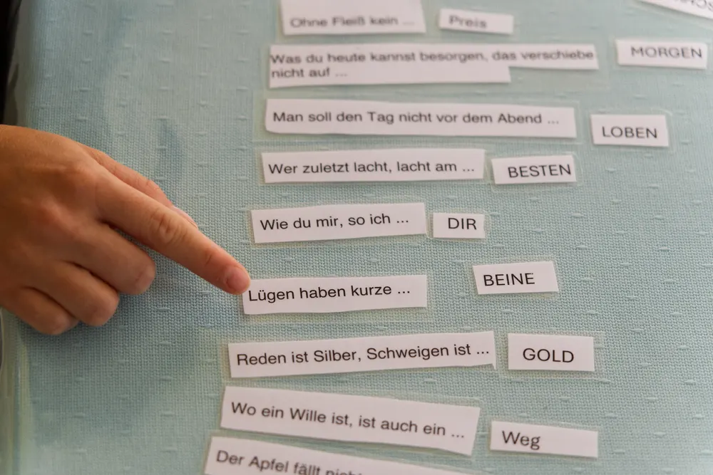 Nahaufnahme: Übung mit Sprichwort-Karten in der logopädischen Therapie