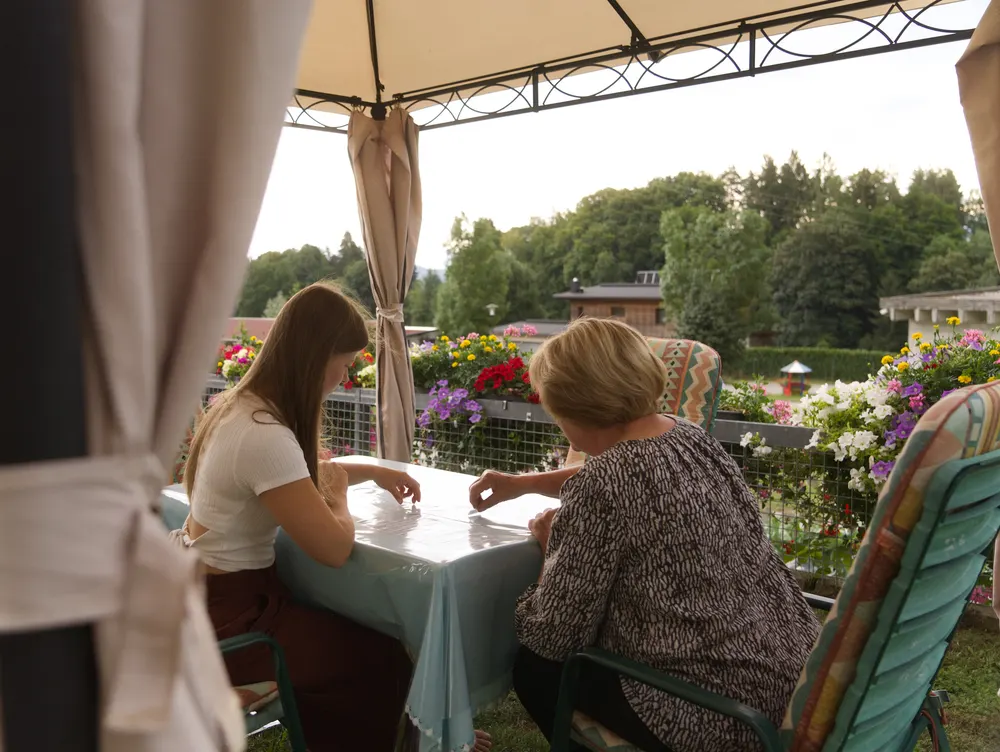 Logopädische Therapie im Freien bei einem Hausbesuch am Wörthersee